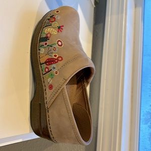 Authentic Dansko Shoes Light Brown with flowers Size 39